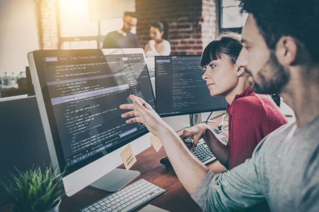 collègue de bureau échangeant en entreprise cybersécurité