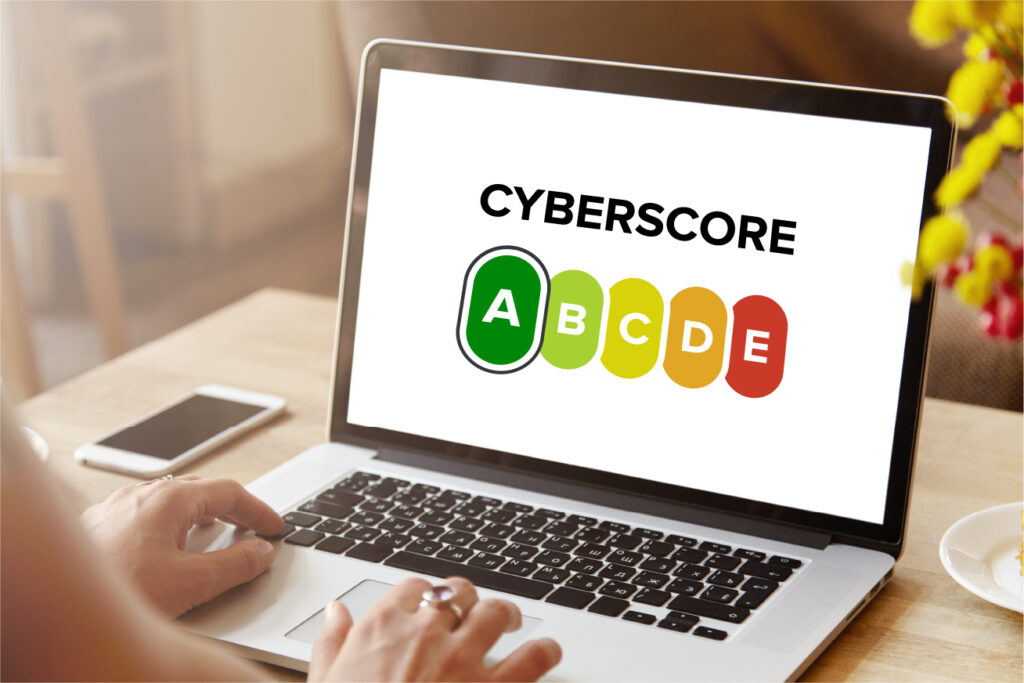 Utilisateur découvrant le cyberscore sur son ordinateur